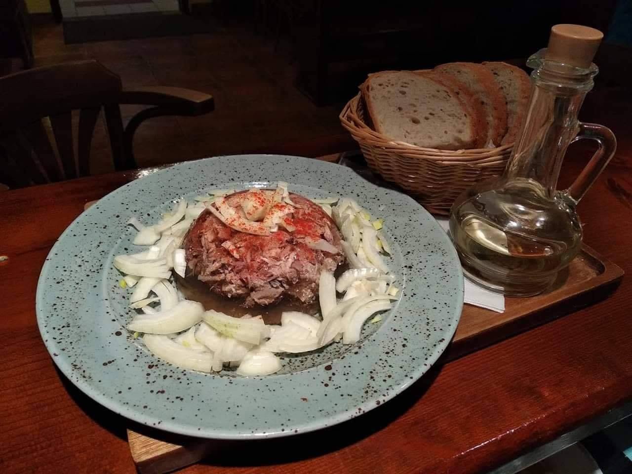 Tatarský biftek s cibuľkou, cesnakom a hriankami