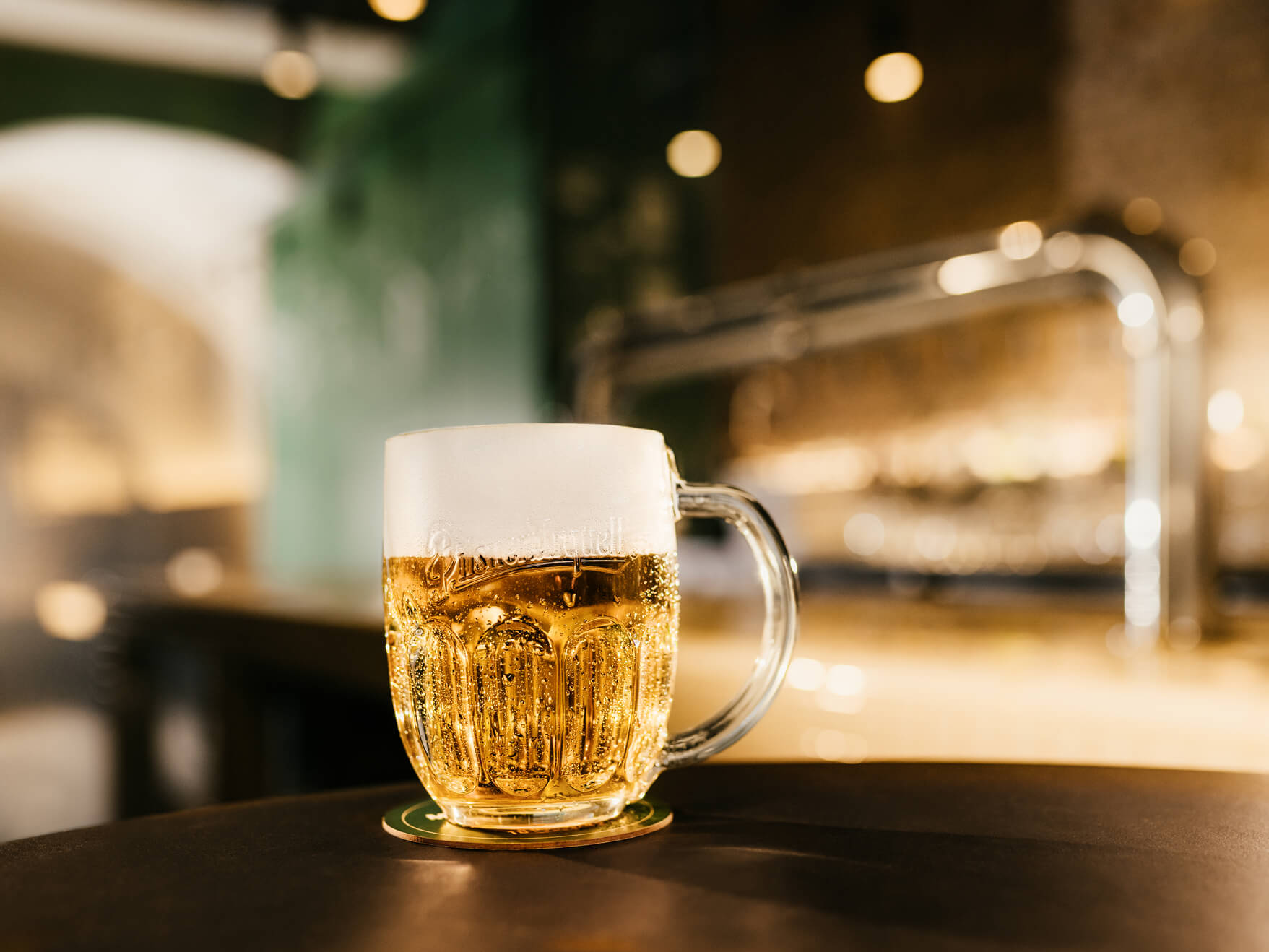 Hladinka – načapovaný Pilsner Urquell na bare