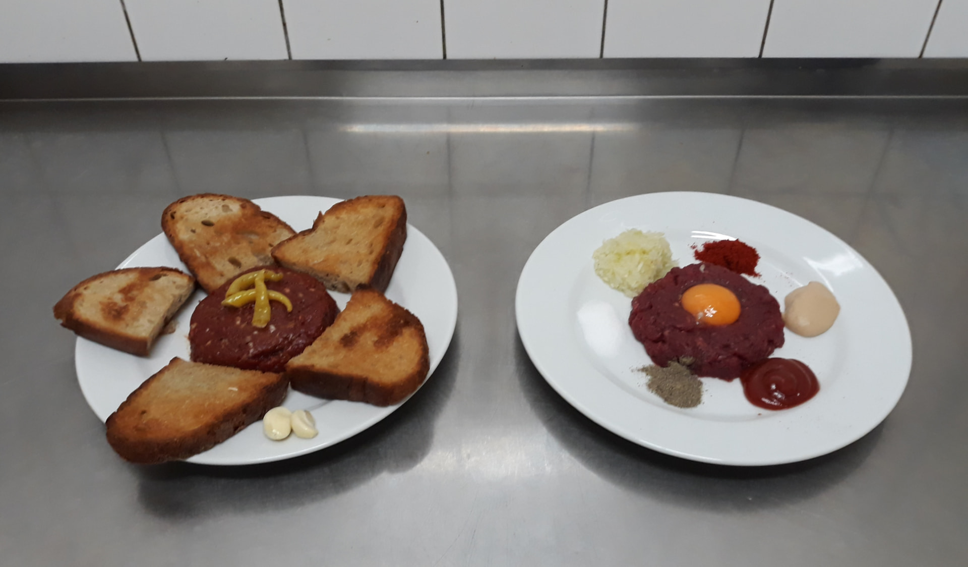 Tatarský biftek s hriankami a prílohami