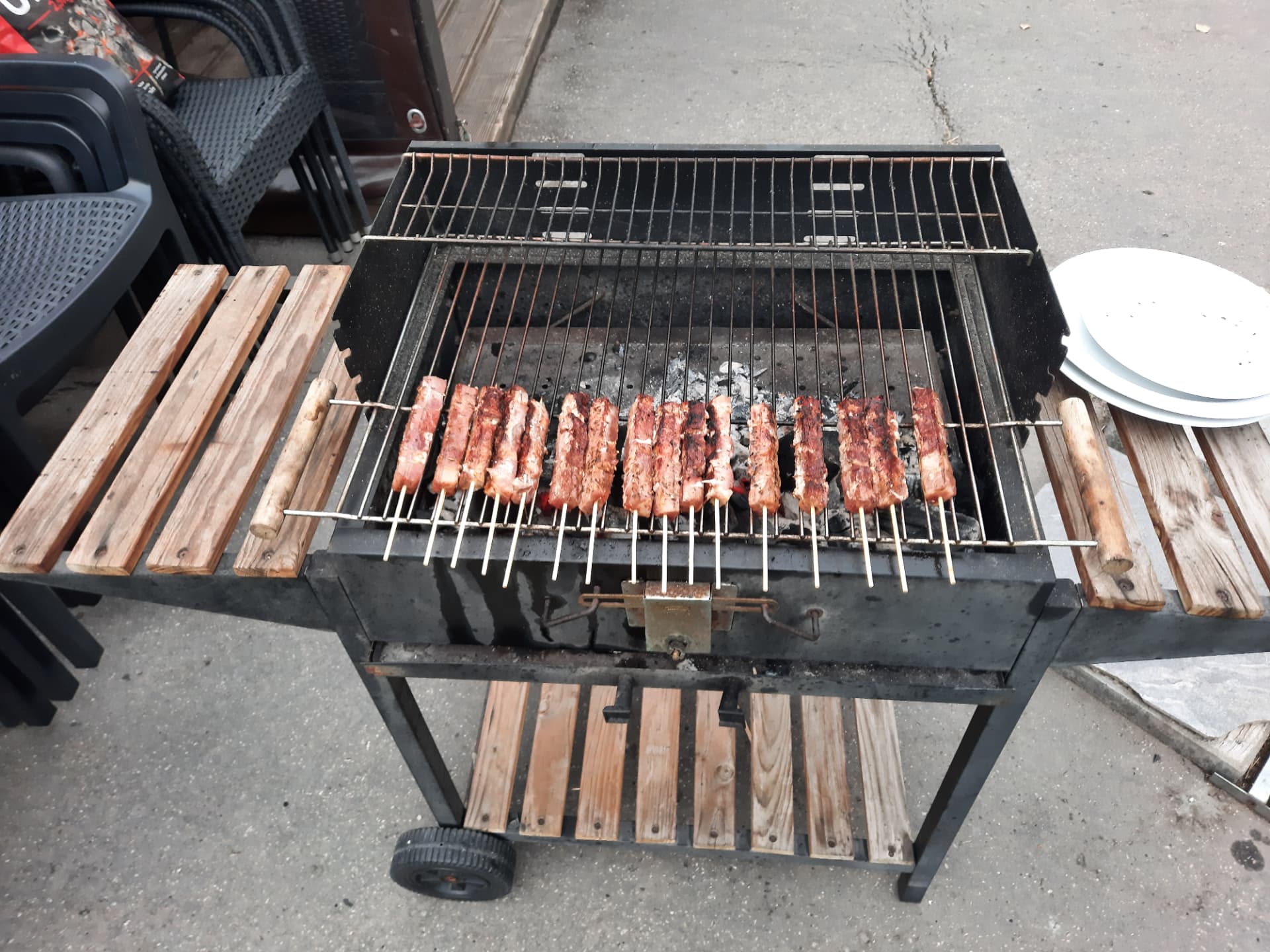 Slaninové špízy opekané na grile