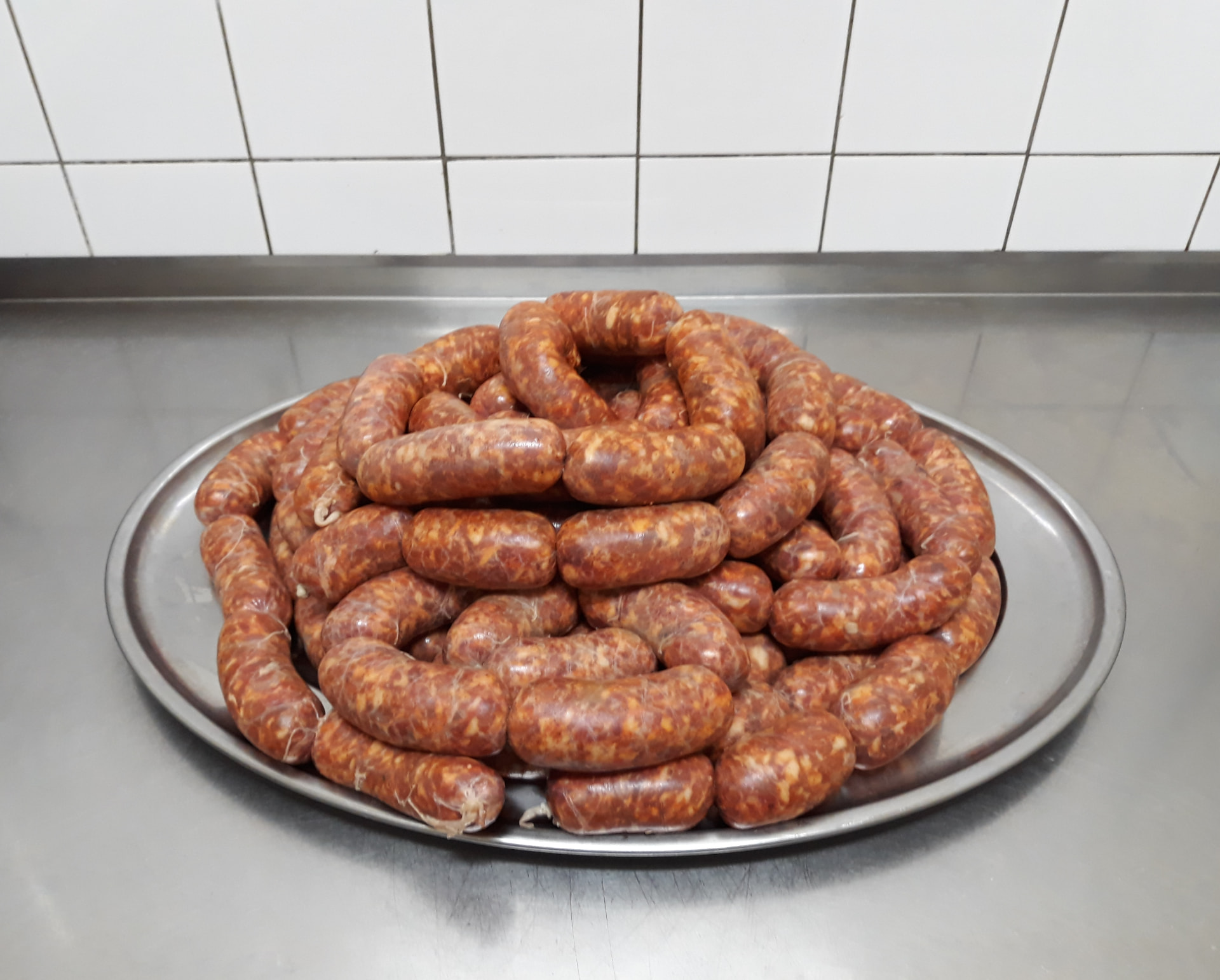 Domáce klobásy pripravené v kuchyni