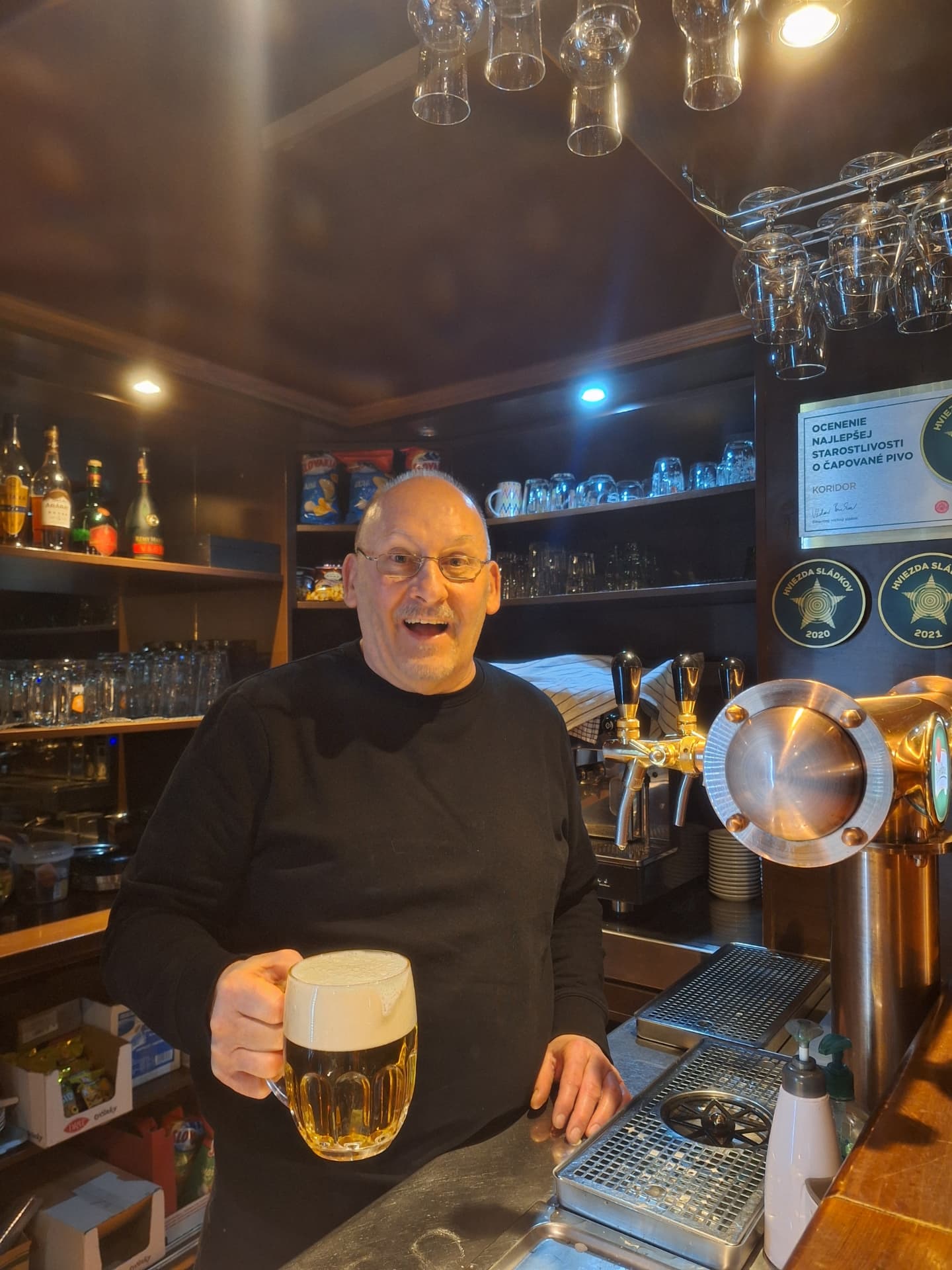 Výčapník Koridor Pub s načapovaným pivom pri výčape